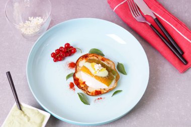 Peynirli ve havyarlı kızarmış patlıcan.                               