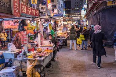 Seul Güney Kore - 7 Nisan 2018: Seoul Namdaemun pazarda Güney Kore'de en eski ve en büyük pazar olduğunu. 