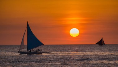 Boracay Adası, Filipinler, gün batımında denizde yelkenli tekneler
