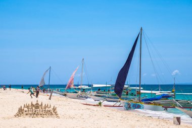 Boracay, Filipinler - 4 Nisan 2018: kum Kulesi Kalesi ve beyaz Puka beach Boracay Adası Filipinler, tekneler