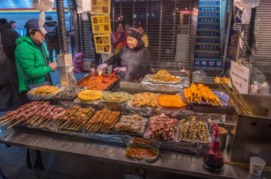 Seul Güney Kore - 7 Nisan 2018: Street Barbekü ızgara Seoul Namdaemun pazarda, Güney Kore'de en eski ve en büyük pazar olduğunu.