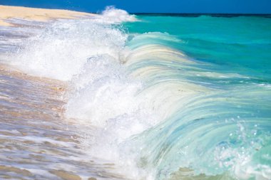 Boracay Adası'nda Puka plaj dalgalar ve mavi gökyüzü ve Filipinler, turkuaz deniz suyu seyahat etmek tatil tropikal arka plan görünümü