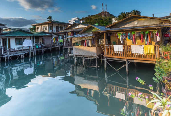 菲律宾巴拉望 2018年3月25日 菲律宾巴拉望岛布苏安加科伦镇贫困地区架空住宅建筑的看法 — 图库照片