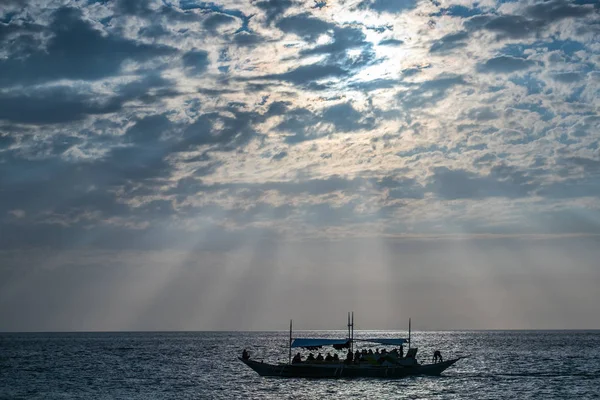 Silhueta Barco Com Pessoas Navegando Pôr Sol Incrível Sobre Mar — Fotografia de Stock