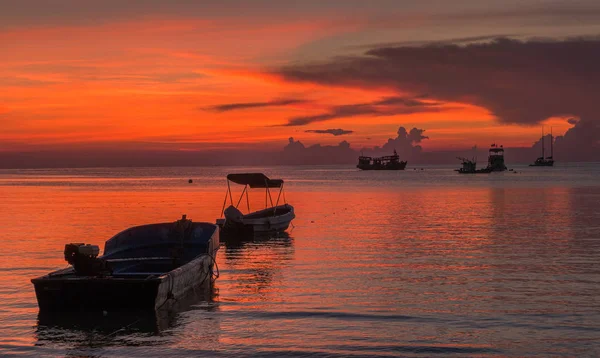 Захід сонця узбережжя видом на океан на острів Ко Тао, Самуї, Таїланд — стокове фото