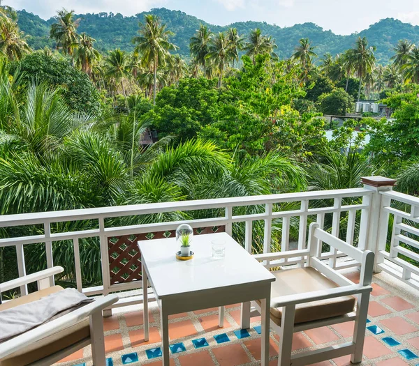 Mesa y sillas en la terraza para comer y disfrutar de la belleza — Foto de Stock