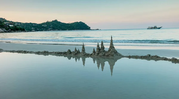 Château tour de sable et bateaux sur la plage de Phangan île thaïlandaise — Photo