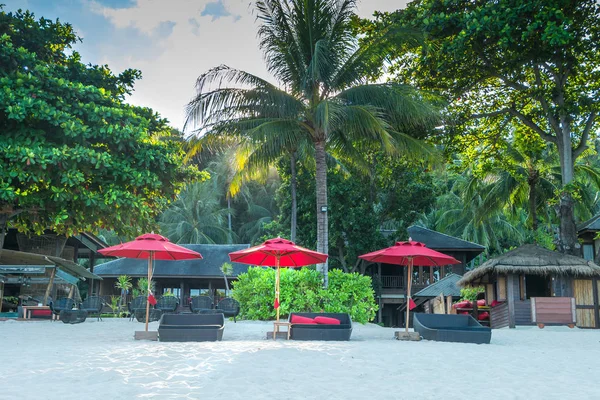Tropische achtergrond van Phangan eiland in Thailand met strand — Stockfoto