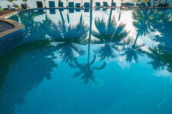Ombra di contorno di palme alla piscina sulla spiaggia di nuovo — Foto Stock