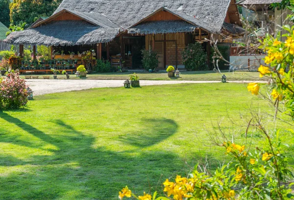 Cour d'herbe verte avec jardin fleuri de la villa de luxe, Phanga — Photo