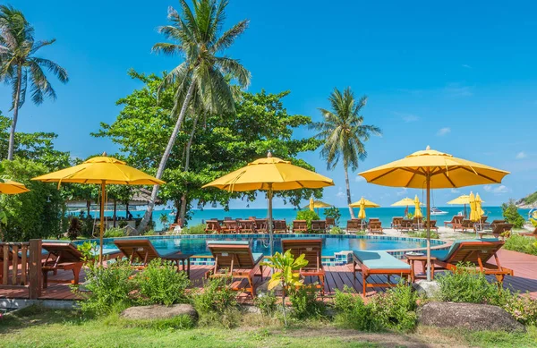 Tumbonas y una playa plegada sombrillas tiendas de campaña de pie en el — Foto de Stock