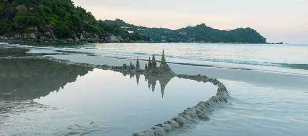 Zand toren kasteel en boten op het strand van Phangan eiland Thail Stockfoto