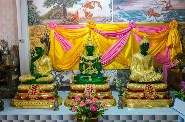 Buddhismus-Altar des buddhistischen Tempels in Phangan Thailand lizenzfreie Stockfotos