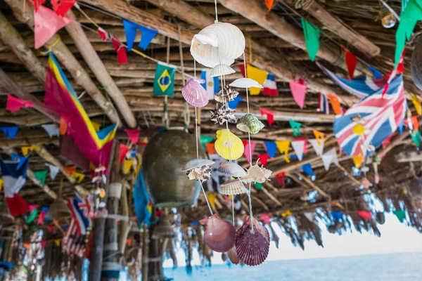 Бамбуковий дах морського пляжного кафе бар з декором тла черепашки Стокова Картинка