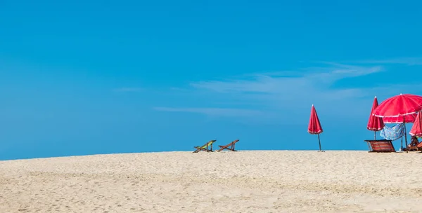 Tumbonas y una playa plegada sombrillas tiendas de campaña de pie en el Imágenes de stock libres de derechos