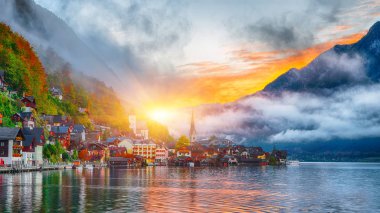 Ünlü Hallstatt dağ köyü Hallstatter Gölü ile doğal görünümünü. Sisli sonbahar gündoğumu Hallstatt Gölü. Yer: resort köyü Hallstatt, Salzkammergut bölge, Avusturya, Alpler. Europe.