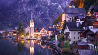 Sonbahar günbatımı Hallstattersee gölde yansıtan ünlü Hallstatt lakeside şehrin. Yer: resort köyü Hallstatt, Salzkammergut bölge, Avusturya, Alpler. Europe.