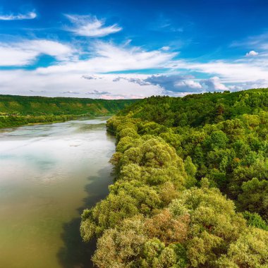 Nehir üzerinde gökyüzü güzel bulutlarda. Yeşil ağaçlar Dnister kanyon. Ukrayna. Europe