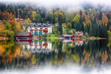 Altaussee köyü sisli sabahı. Sabahları sisli sonbahar sahne. Ayna yansıması. Konum: village Altaussee, Liezen bölge Styria, Avusturya, Alpler çare. Europe.