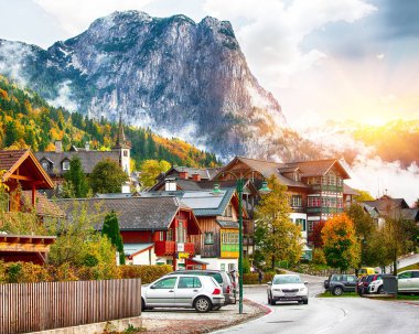 Brauhof köyü güzel evlerde. Sabah göl Grundlsee konumunda büyüleyici: Grundlsee, Liezen bölge Styria, Avusturya, Alpler çare. Europe.