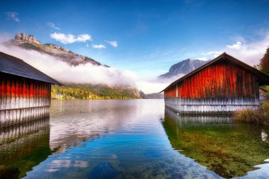 Sisli ve güneşli sabahı Altaussee köyü. Sabah güneşli sonbahar sahne. Konum: village Altaussee, Liezen bölge Styria, Avusturya, Alpler çare. Europe.