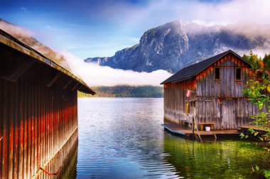 Sisli ve güneşli sabahı Altaussee köyü. Sabah güneşli sonbahar sahne. Konum: village Altaussee, Liezen bölge Styria, Avusturya, Alpler çare. Europe.