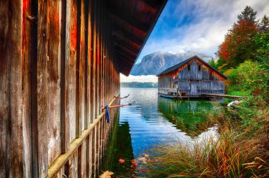 Güneşli sabah göl Altausseer bkz. Sabah güneşli sonbahar sahne. Yer: Altausseer görmek, Liezen bölge Styria, Avusturya, Alpler çare. Europe.