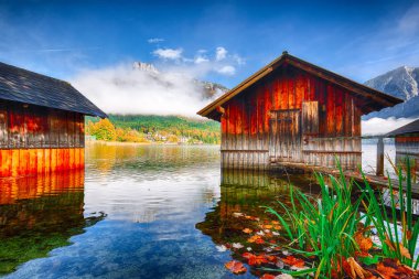 Göl Altausseer bkz: sisli sabahı. Sabahları sisli sonbahar sahne. Yer: Altausseer görmek, Liezen bölge Styria, Avusturya, Alpler çare. Europe.