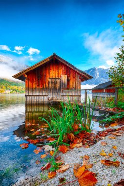 Güneşli sabah göl Altausseer bkz. Sabah güneşli sonbahar sahne. Yer: Altausseer görmek, Liezen bölge Styria, Avusturya, Alpler çare. Europe.