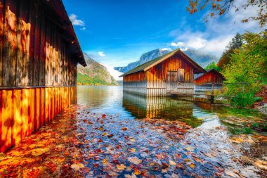 Güneşli sabah göl Altausseer bkz. Sabah güneşli sonbahar sahne. Yer: Altausseer görmek, Liezen bölge Styria, Avusturya, Alpler çare. Europe.