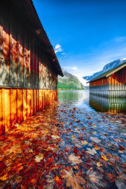 Güneşli sabah göl Altausseer bkz. Sabah güneşli sonbahar sahne. Yer: Altausseer görmek, Liezen bölge Styria, Avusturya, Alpler çare. Europe.