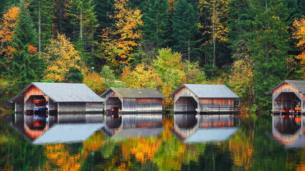 Altaussee Köyü Sisli Sabahı Sabahları Sisli Sonbahar Sahne Ayna Yansıması — Stok fotoğraf