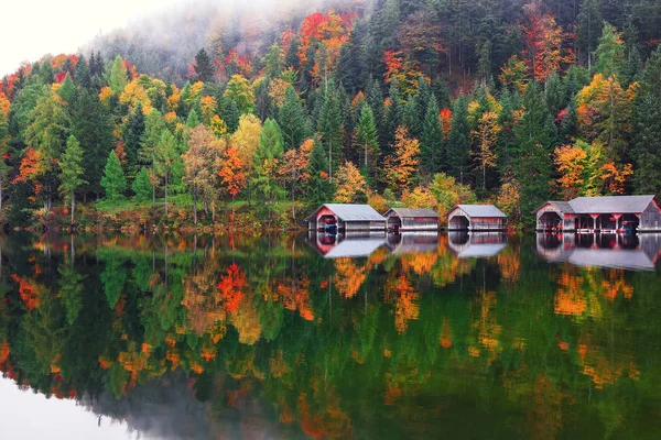 Altaussee Köyü Sisli Sabahı Sabahları Sisli Sonbahar Sahne Ayna Yansıması — Stok fotoğraf