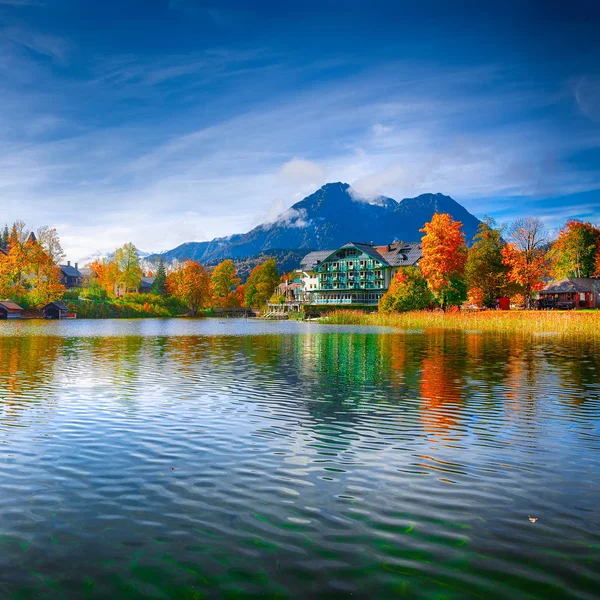 风景如画的秋景 Altausseer Altaussee 村阳光明媚的清晨景色 Altausseer 度假村 奥地利施蒂里亚 Liezen 阿尔卑斯山 — 图库照片