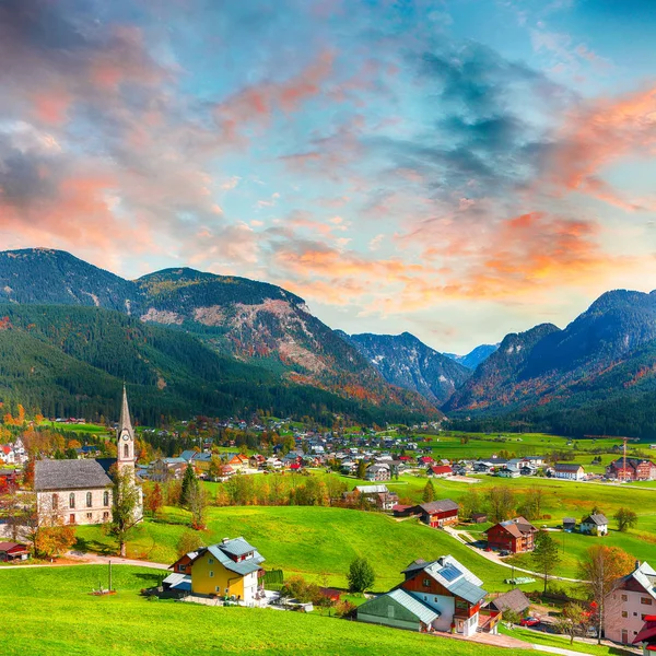 Alpine Grüne Wiesen Und Traditionelle Holzhäuser Mit Blick Auf Das — Stockfoto
