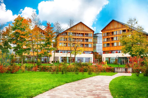 Altausseer köyü pitoresk sonbahar sahne. Güneşli sabah görünümünü Altaussee village otelleri. Yer: Altausseer görmek, Liezen bölge Styria, Avusturya, Alpler çare. Europe.