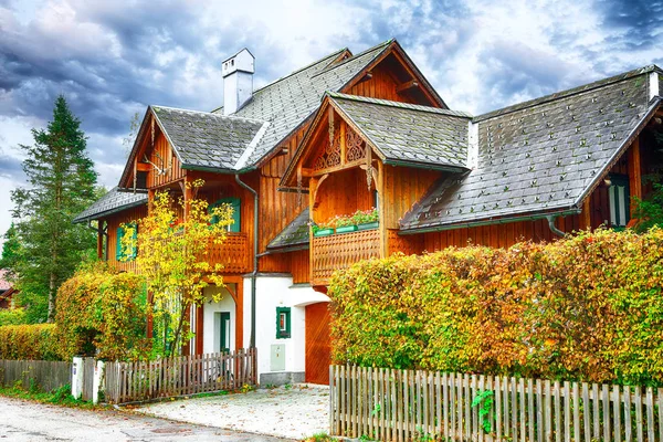 Altausseer köyü pitoresk sonbahar sahne. Altaussee köyü görünümünü sabah ev sahipliği yapmaktadır. Yer: Altausseer görmek, Liezen bölge Styria, Avusturya, Alpler çare. Europe.