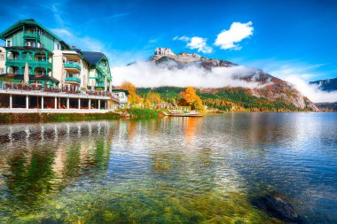 Altausseer See Gölü pitoresk sonbahar sahne. Güneşli sabah görünümünü Altaussee köyü. Yer: Altausseer görmek, Liezen bölge Styria, Avusturya, Alpler çare. Europe.