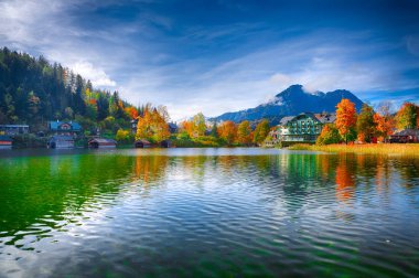 Altausseer See Gölü pitoresk sonbahar sahne. Güneşli sabah görünümünü Altaussee köyü. Yer: Altausseer görmek, Liezen bölge Styria, Avusturya, Alpler çare. Europe.