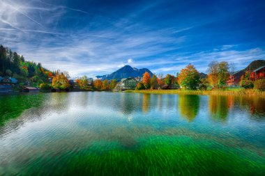 Altausseer See Gölü pitoresk sonbahar sahne. Güneşli sabah görünümünü Altaussee köyü. Yer: Altausseer görmek, Liezen bölge Styria, Avusturya, Alpler çare. Europe.