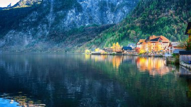 Ünlü Hallstatt dağ köyü Hallstatter Gölü ile doğal görünümünü. Hallstatt Gölü sunnny sonbahar akşamı. Yer: resort köyü Hallstatt, Salzkammergut bölge, Avusturya, Alpler. Europe.