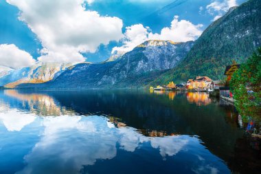 Ünlü Hallstatt dağ köyü Hallstatter Gölü ile doğal görünümünü. Hallstatt Gölü sunnny sonbahar akşamı. Yer: resort köyü Hallstatt, Salzkammergut bölge, Avusturya, Alpler. Europe.