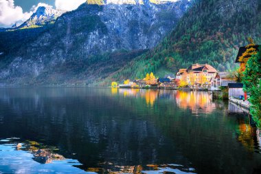 Ünlü Hallstatt dağ köyü Hallstatter Gölü ile doğal görünümünü. Hallstatt Gölü sunnny sonbahar akşamı. Yer: resort köyü Hallstatt, Salzkammergut bölge, Avusturya, Alpler. Europe.