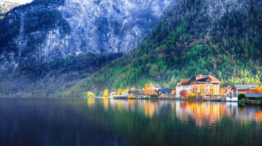 Ünlü Hallstatt dağ köyü Hallstatter Gölü ile doğal görünümünü. Hallstatt Gölü sunnny sonbahar akşamı. Yer: resort köyü Hallstatt, Salzkammergut bölge, Avusturya, Alpler. Europe.