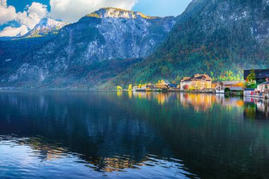Ünlü Hallstatt dağ köyü Hallstatter Gölü ile doğal görünümünü. Hallstatt Gölü sunnny sonbahar akşamı. Yer: resort köyü Hallstatt, Salzkammergut bölge, Avusturya, Alpler. Europe.