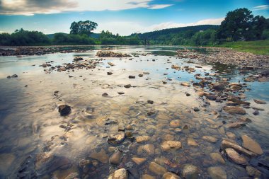 kristal berraklığında su ve dramatik gökyüzü ile moutaine Nehri. Doğa kompozisyon. Uzun pozlama. Karpat bölge. Ukrayna