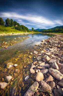 kristal berraklığında su ve dramatik gökyüzü ile moutaine Nehri. Doğa kompozisyon. Uzun pozlama. Karpat bölge. Ukrayna