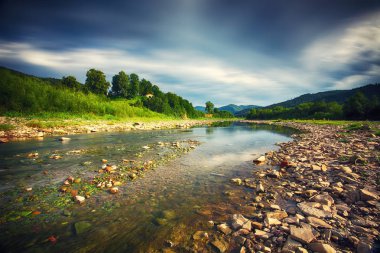 kristal berraklığında su ve dramatik gökyüzü ile moutaine Nehri. Doğa kompozisyon. Uzun pozlama. Karpat bölge. Ukrayna