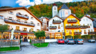 Ünlü Hallstatt dağ köyü Hallstatter Gölü ile doğal görünümünü. Tipik Avusturyalı Alpine parlak çiçekler ile ev sahipliği yapmaktadır. Yer: resort köyü Hallstatt, Salzkammergut bölge, Avusturya, Alpler. Europe.