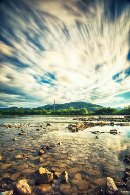 kristal berraklığında su ve dramatik gökyüzü ile moutaine Nehri. Doğa kompozisyon. Uzun pozlama. Karpat bölge. Ukrayna